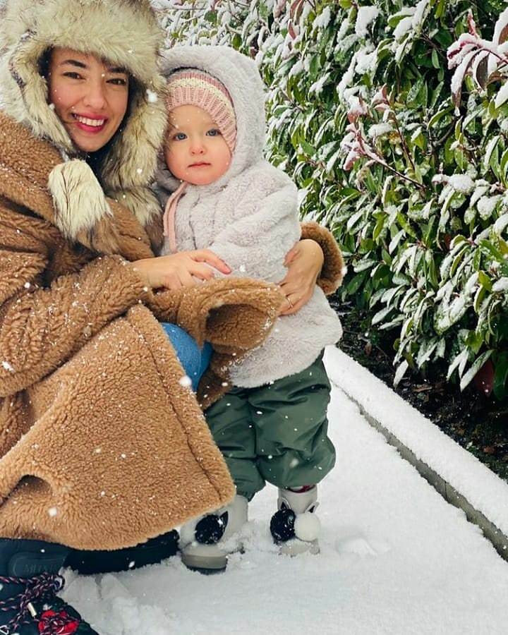 Pose salju dengan putrinya Leyla dari aktris Seda Bakan!