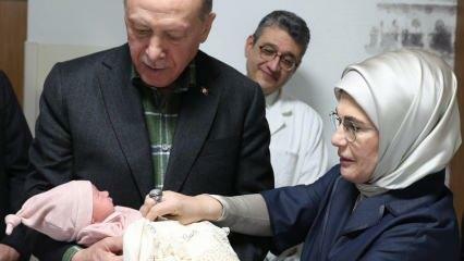 Presiden Erdoğan dan istrinya Emine Erdoğan mengunjungi korban gempa