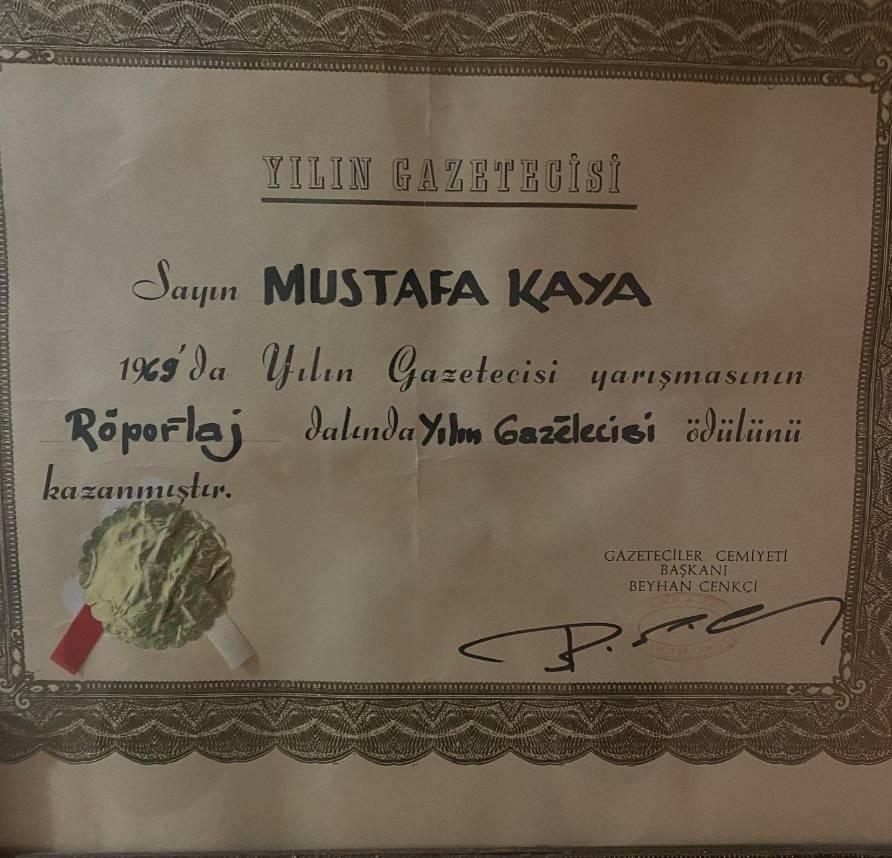 Mustafa Kaya dianugerahi gelar Jurnalis Tahun Ini pada tahun 1969.