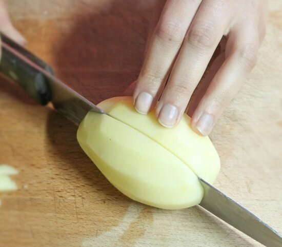 Bagaimana cara memotong irisan apel?