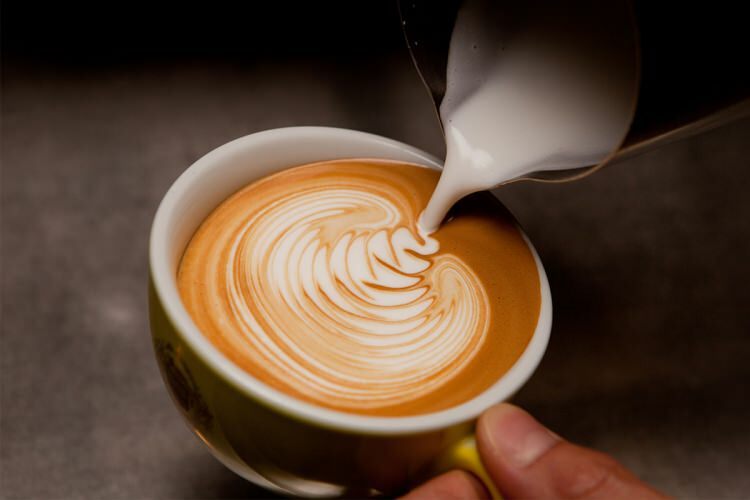 Bagaimana cara membuat latte di rumah?