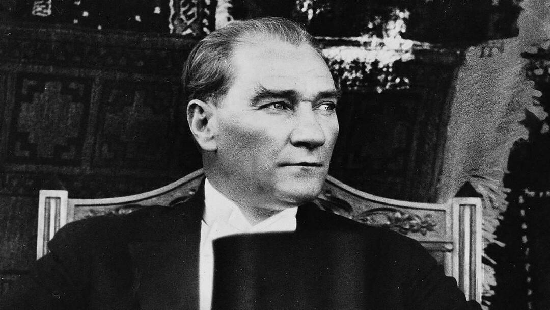 Mustafa Kemal Ataturk kotak hitam putih