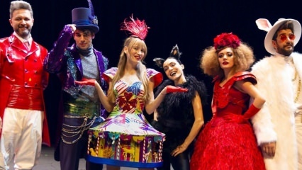 Serenay Sarıkaya ada di panggung! 'Alice Musical' memulai musim barunya