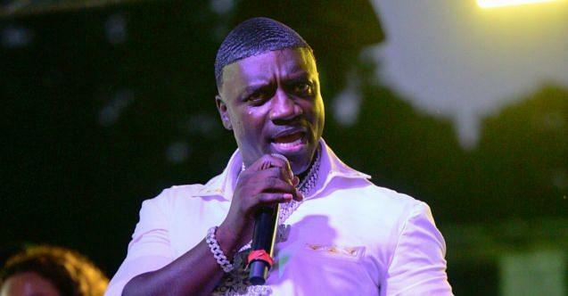 Penyanyi AS Akon melakukan transplantasi rambut di Turki