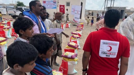 Bantuan makanan untuk imigran di Yaman dari Bulan Sabit Merah Turki