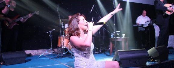 Penyanyi Yunani Anastasia Kalogeropoulou tampil di TRNC, menyatakan pengkhianat