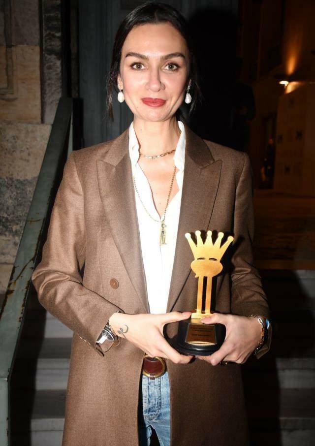 Birce Akalay dianugerahi penghargaan aktris terbaik.