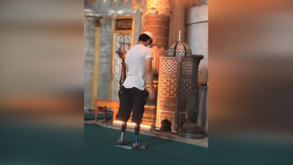 Pria muda yang berdoa dengan kaki palsu di Masjid Hagia Sophia!