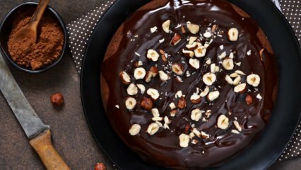 Resep kue hazelnut praktis dengan saus cokelat 