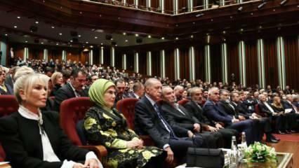 Emine Erdoğan memberi selamat kepada para seniman yang menerima Penghargaan Budaya dan Seni Kepresidenan