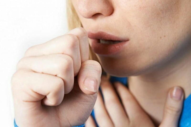dahak dengan batuk kering dapat menyebabkan kerusakan tenggorokan dan saluran pernapasan