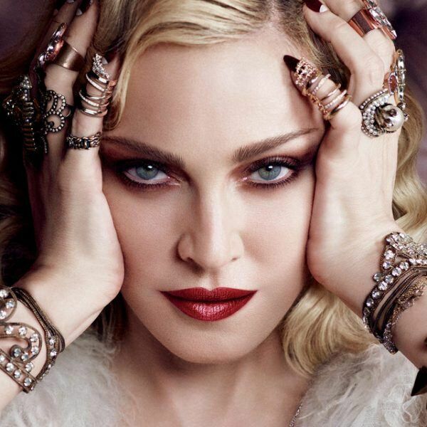 Madonna menuntut penggemar Hollander