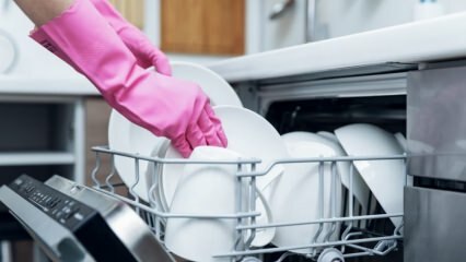 Barang-barang yang tidak boleh ditempatkan di mesin pencuci piring