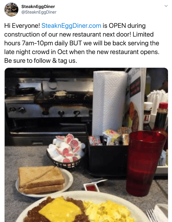tangkapan layar posting twitter oleh @steakneggdiner tweeting jam terbatas selama pembangunan restoran baru mereka