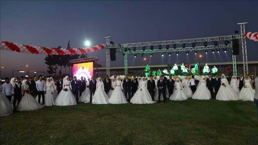 Pernikahan dan pernikahan digelar untuk 100 korban gempa