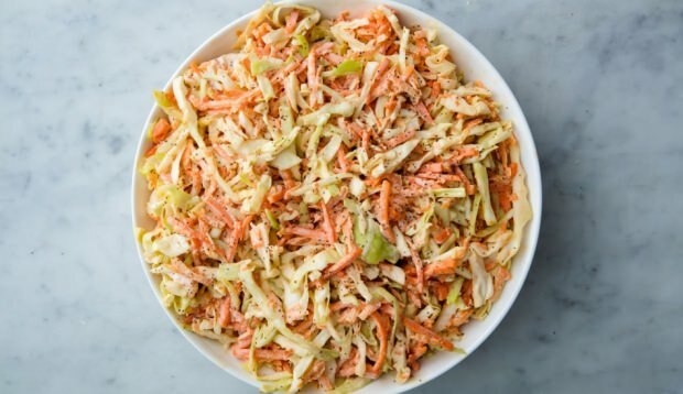 Bagaimana cara membuat salad kol Coleslaw?