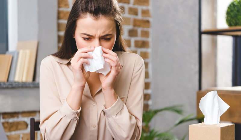 Pilek juga terjadi pada demam mata alergi. 