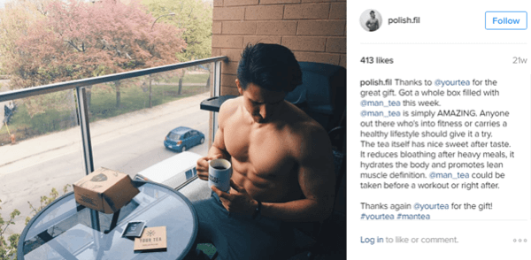 Mikro-influencer Filip Tomaszewski berpose dengan Man Tea dan berbagi manfaatnya dengan pengikut Instagram-nya.