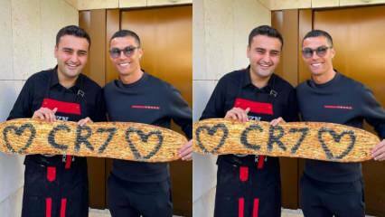  CZN Burak menjamu pemain sepak bola terkenal dunia Ronaldo di tempatnya di Dubai! Siapa CZN Burak?