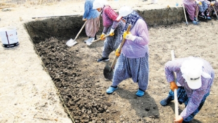 Perempuan petani menjadi arkeolog 
