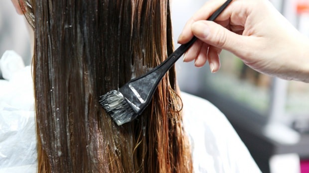 Bagaimana cara mewarnai cat rambut? Saran solusi herbal untuk mengeringkan pewarna rambut