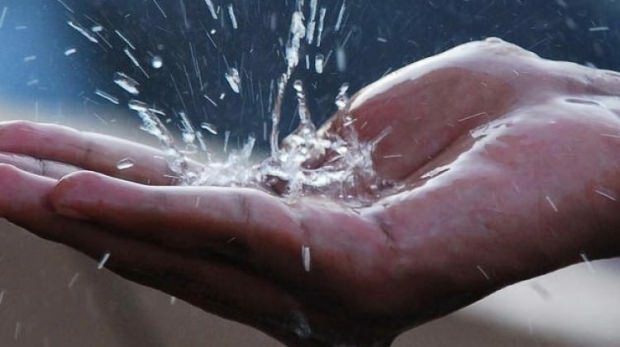 Apa manfaat air hujan bagi kulit dan rambut?