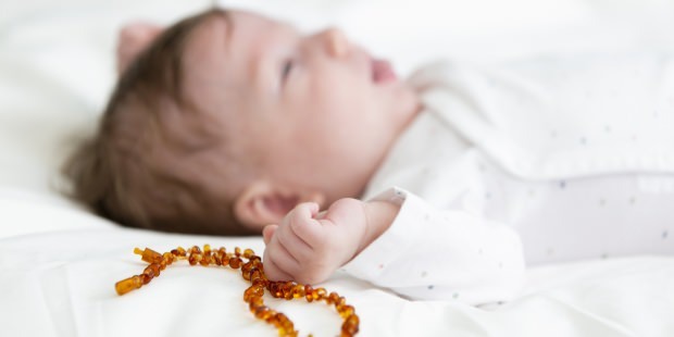 Apa yang dilakukan kalung kuning untuk bayi? Manfaat kalung kuning untuk bayi