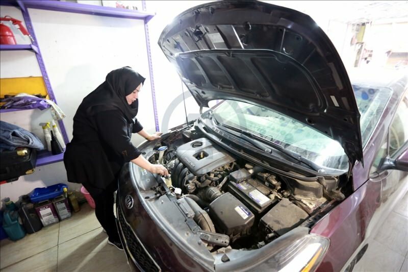 Dua lulusan universitas Um Rıza menjadi montir mobil wanita pertama di Baghdad