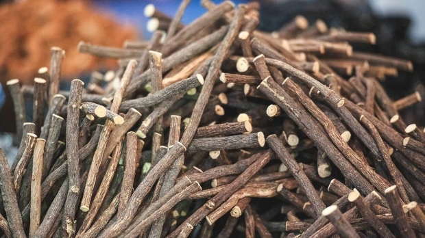 akar licorice cabang kecil direbus dan enzim di dalamnya dilewatkan ke dalam air dan teh diperoleh.