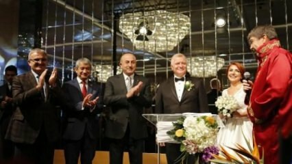 Menteri Luar Negeri Çavuşoğlu menghadiri upacara pernikahan di Antalya