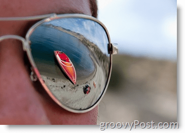 Foto - Contoh Bukaan - Kacamata hitam dengan pantulan Skiboat merah