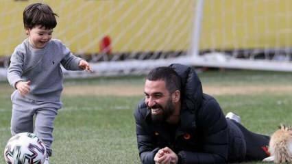Tamu kejutan dalam pelatihan Galatasaray! Arda Turan bersama putranya Hamza Arda Turan ...
