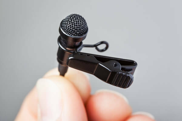 Jepitkan mikrofon lavalier ke pakaian Anda untuk pengoperasian handsfree.