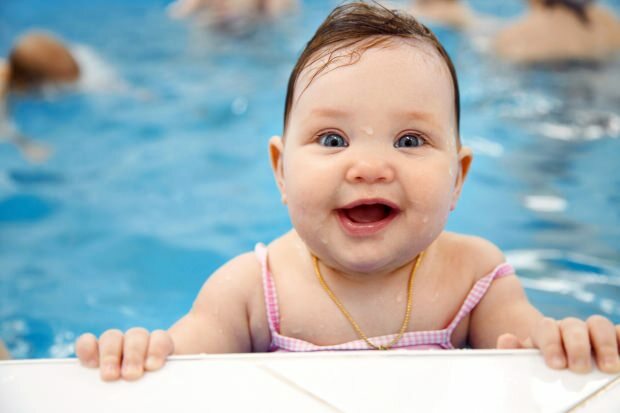 Bisakah bayi berenang di kolam renang atau di laut?